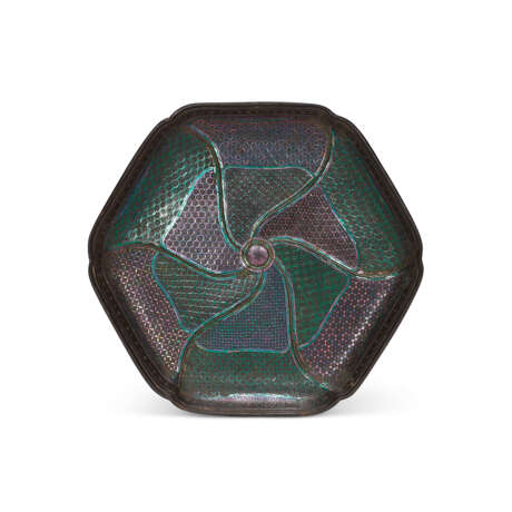 THREE MOTHER-OF-PEARL-INLAID AND GOLD FOILED LACQUER DISHES AND TWO MOTHER-OF-PEARL-INLAID FLORAL-FORM HEXAGONAL LACQUER DISHES - фото 8