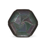 THREE MOTHER-OF-PEARL-INLAID AND GOLD FOILED LACQUER DISHES AND TWO MOTHER-OF-PEARL-INLAID FLORAL-FORM HEXAGONAL LACQUER DISHES - фото 8