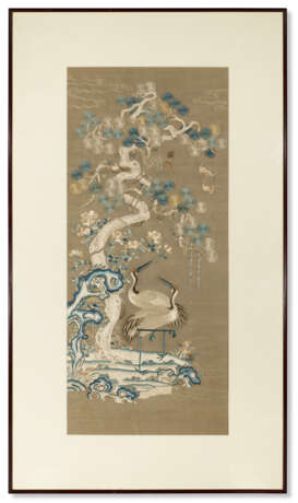 A LARGE EMBROIDERED SILK ‘CRANE AND PINE TREE’ PANEL - Foto 1