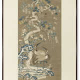 A LARGE EMBROIDERED SILK ‘CRANE AND PINE TREE’ PANEL - Foto 1