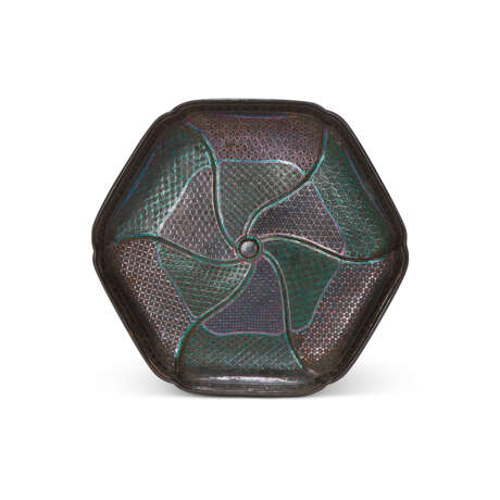 THREE MOTHER-OF-PEARL-INLAID AND GOLD FOILED LACQUER DISHES AND TWO MOTHER-OF-PEARL-INLAID FLORAL-FORM HEXAGONAL LACQUER DISHES - фото 10