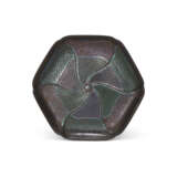 THREE MOTHER-OF-PEARL-INLAID AND GOLD FOILED LACQUER DISHES AND TWO MOTHER-OF-PEARL-INLAID FLORAL-FORM HEXAGONAL LACQUER DISHES - фото 10