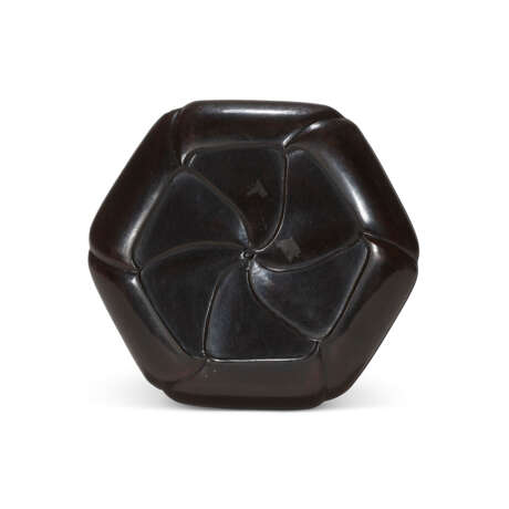 THREE MOTHER-OF-PEARL-INLAID AND GOLD FOILED LACQUER DISHES AND TWO MOTHER-OF-PEARL-INLAID FLORAL-FORM HEXAGONAL LACQUER DISHES - фото 11