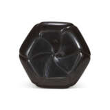 THREE MOTHER-OF-PEARL-INLAID AND GOLD FOILED LACQUER DISHES AND TWO MOTHER-OF-PEARL-INLAID FLORAL-FORM HEXAGONAL LACQUER DISHES - фото 11