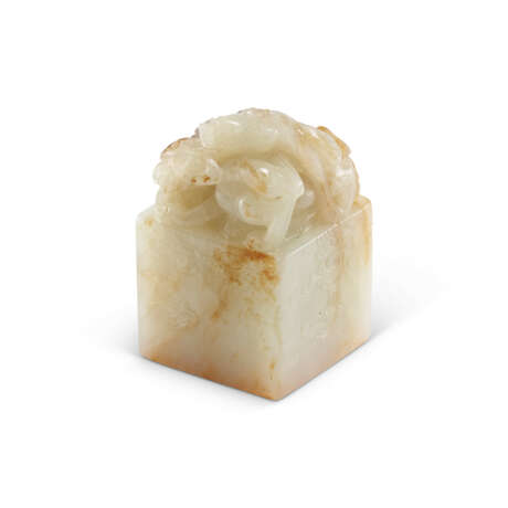 A WHITE AND RUSSET JADE ‘CHILONG AND CLOUD’ SQUARE SEAL - фото 2