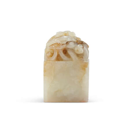 A WHITE AND RUSSET JADE ‘CHILONG AND CLOUD’ SQUARE SEAL - фото 5
