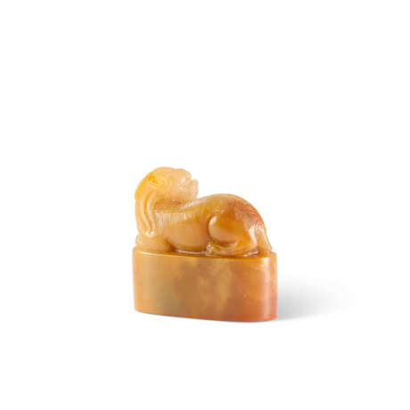 AN INSCRIBED SOAPSTONE MYTHICAL BEAST SEAL - фото 4