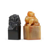 A BLACK ‘PHOENIX’ SOAPSTONE SEAL AND A HORN ‘MYTHICAL BEAST’ SEAL - Foto 1