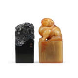 A BLACK ‘PHOENIX’ SOAPSTONE SEAL AND A HORN ‘MYTHICAL BEAST’ SEAL - Foto 2