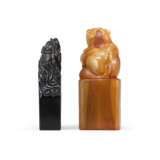 A BLACK ‘PHOENIX’ SOAPSTONE SEAL AND A HORN ‘MYTHICAL BEAST’ SEAL - Foto 3