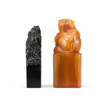 A BLACK ‘PHOENIX’ SOAPSTONE SEAL AND A HORN ‘MYTHICAL BEAST’ SEAL - Foto 3 A BLACK ‘PHOENIX’ SOAPSTONE SEAL AND A HORN ‘MYTHICAL BEAST’ SEAL - Foto 3