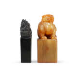 A BLACK ‘PHOENIX’ SOAPSTONE SEAL AND A HORN ‘MYTHICAL BEAST’ SEAL - Foto 5
