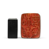 A BLACK ‘PHOENIX’ SOAPSTONE SEAL AND A HORN ‘MYTHICAL BEAST’ SEAL - Foto 6