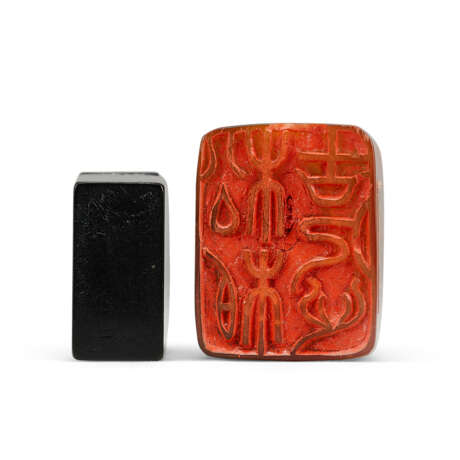 A BLACK ‘PHOENIX’ SOAPSTONE SEAL AND A HORN ‘MYTHICAL BEAST’ SEAL - Foto 6 A BLACK ‘PHOENIX’ SOAPSTONE SEAL AND A HORN ‘MYTHICAL BEAST’ SEAL - Foto 6