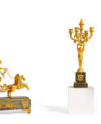 Dekorative Uhren. MARVELLOUS BRONZE AND MARBLE PENDULUM CLOCK AND A PAIR OF BRONZE GIRANDOLES AUX AMOURS