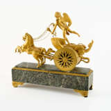 MARVELLOUS BRONZE AND MARBLE PENDULUM CLOCK AND A PAIR OF BRONZE GIRANDOLES AUX AMOURS - Foto 2