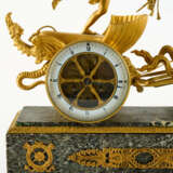 MARVELLOUS BRONZE AND MARBLE PENDULUM CLOCK AND A PAIR OF BRONZE GIRANDOLES AUX AMOURS - Foto 3
