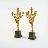 MARVELLOUS BRONZE AND MARBLE PENDULUM CLOCK AND A PAIR OF BRONZE GIRANDOLES AUX AMOURS - Foto 5