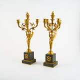 MARVELLOUS BRONZE AND MARBLE PENDULUM CLOCK AND A PAIR OF BRONZE GIRANDOLES AUX AMOURS - Foto 6