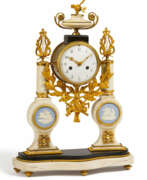 Dekorative Uhren. BRONZE PENDULUM CLOCK WITH PORCELAIN PLAQUES AND VASE ORNAMENTATION