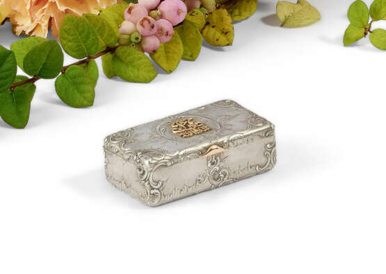 RECTANGULAR SILVER TABATIERE WITH APPLIED MONOGRAM - Foto 1 RECTANGULAR SILVER TABATIERE WITH APPLIED MONOGRAM - Foto 1