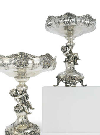 PAIR OF LARGE SILVER TABLE CENTRE PIECES WITH CUPID-STYLE ROCOCO - Foto 1 PAIR OF LARGE SILVER TABLE CENTRE PIECES WITH CUPID-STYLE ROCOCO - Foto 1