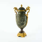 LARGE BRONZE VASE AND LID WITH MYTHICAL CREATURES - Foto 2