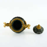 LARGE BRONZE VASE AND LID WITH MYTHICAL CREATURES - Foto 3