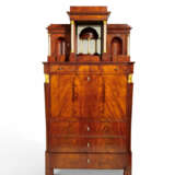 MAHOGANY WRITING CABINET WITH ARCHITECTURAL ELEMENTS - Foto 2
