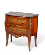 Meubles. SMALL WOODEN CHEST OF DRAWERS LOUIS XV