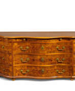 Meubles. LARGE WALNUT CHEST OF DRAWERS