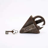 LARGE TRIANGULAR IRON PADLOCK - фото 2