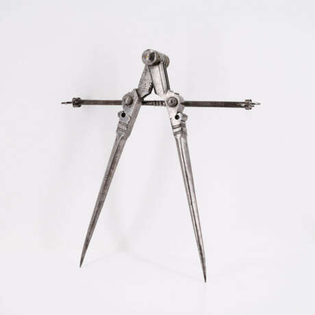 LARGE IRON AND BRASS COMPASS WITH ADJUSTING SCREW - фото 2