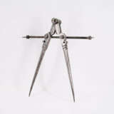 LARGE IRON AND BRASS COMPASS WITH ADJUSTING SCREW - фото 2