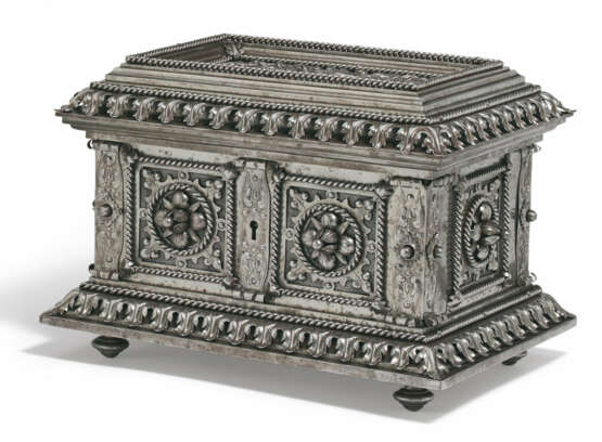 RENAISSANCE-STYLE IRON CEREMONIAL CASKET - photo 1