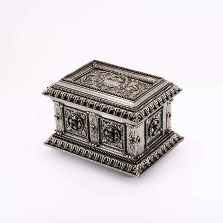 RENAISSANCE-STYLE IRON CEREMONIAL CASKET - photo 2