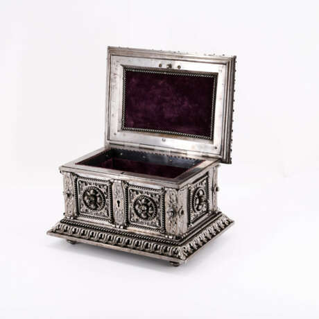 RENAISSANCE-STYLE IRON CEREMONIAL CASKET - photo 5