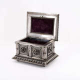 RENAISSANCE-STYLE IRON CEREMONIAL CASKET - photo 5