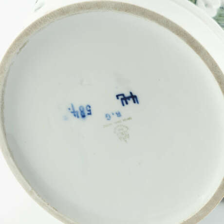 LARGE UNIQUE PORCELAIN VASE WITH COCKATOOS - фото 4 LARGE UNIQUE PORCELAIN VASE WITH COCKATOOS - фото 4