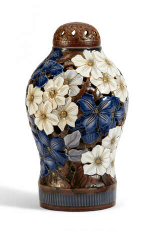 LARGE PORCELAIN LIDDED VASE WITH CLEMATIS - photo 1 LARGE PORCELAIN LIDDED VASE WITH CLEMATIS - photo 1
