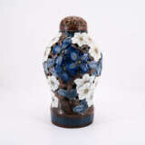 LARGE PORCELAIN LIDDED VASE WITH CLEMATIS - photo 2