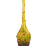 RARE 'BRYONE' GLASS VASE WITH BERRY BRANCHES AND SCULPTED BERRIES - фото 1