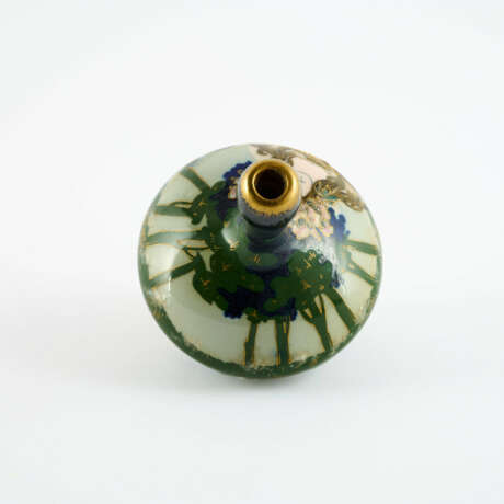 SMALL PORCELAIN SHORT-NECK VASE WITH PORTRAIT OF A WOMAN - photo 3