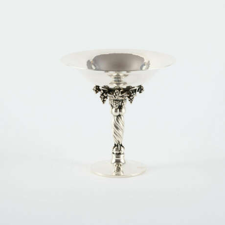 SMALL SILVER FOOTED BOWL WITH GRAPE DECOR - photo 2 SMALL SILVER FOOTED BOWL WITH GRAPE DECOR - photo 2
