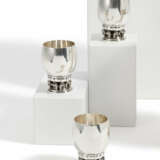 SERIES OF THREE SILVER CUPS WITH GRAPE DECOR - Foto 1