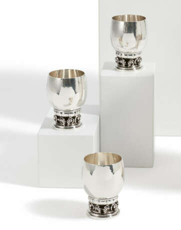 SERIES OF THREE SILVER CUPS WITH GRAPE DECOR - Foto 1 SERIES OF THREE SILVER CUPS WITH GRAPE DECOR - Foto 1
