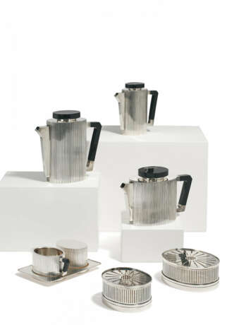 RARE SILVER COFFEE SERVICE WITH FLUTED DECOR - photo 1 RARE SILVER COFFEE SERVICE WITH FLUTED DECOR - photo 1