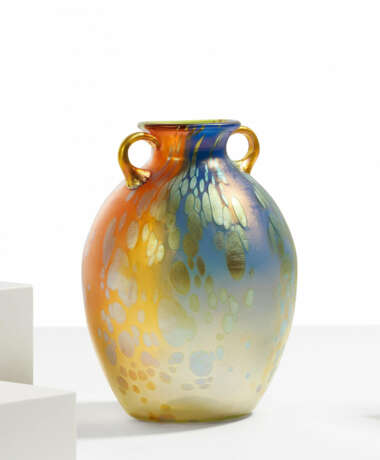 GLASS DOUBLE-HANDLED VASE 'TRICOLOR' - photo 1 GLASS DOUBLE-HANDLED VASE 'TRICOLOR' - photo 1