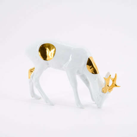 PORCELAIN FIGURINE OF A ROEBUCK, GRAZING - Foto 1