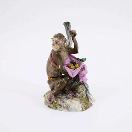 PORCELAIN FIGURINE OF A RHESUS MONKEY - photo 1